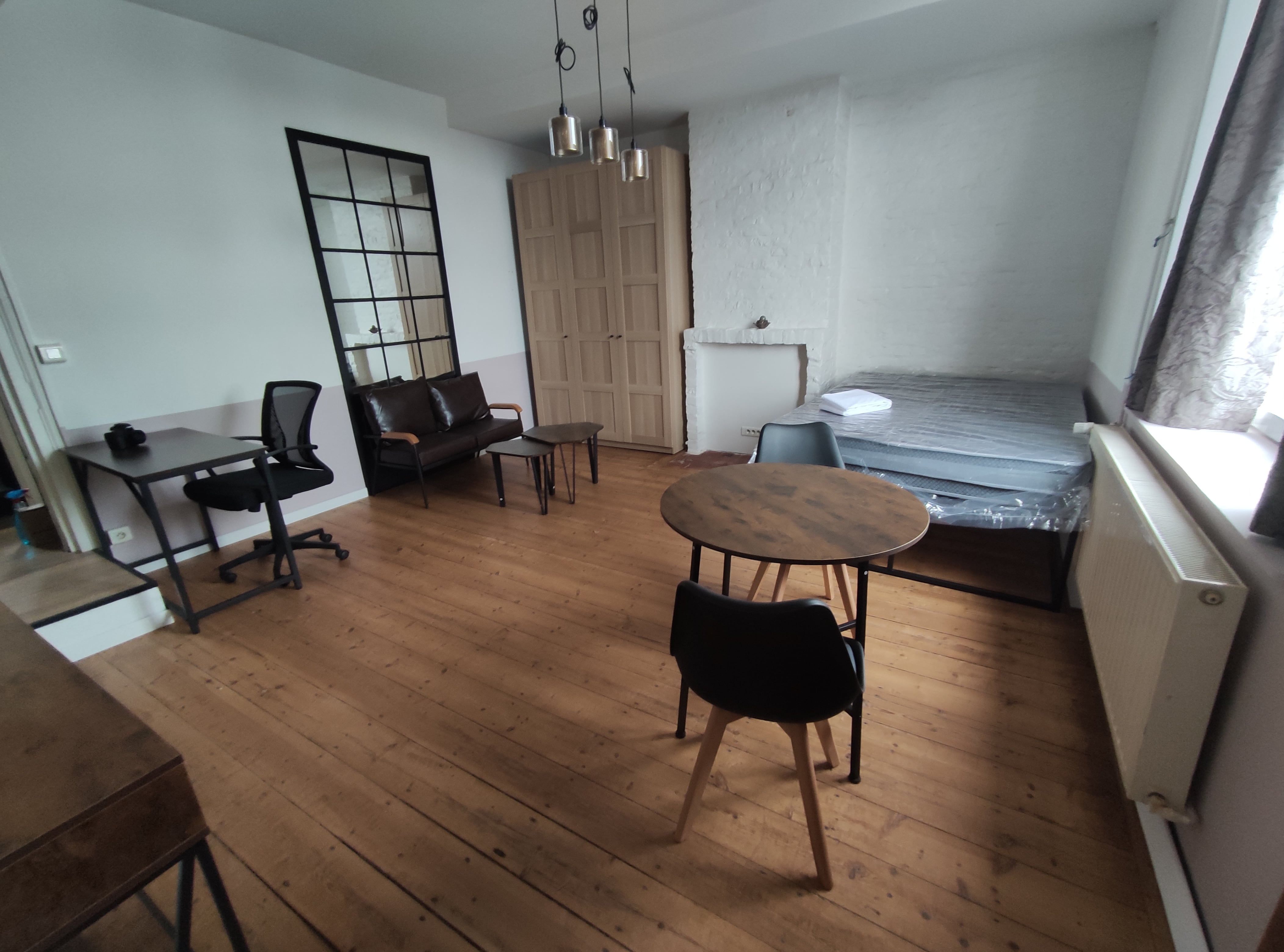 Chambre du deuxième étage sur rue avec salle de douche privative